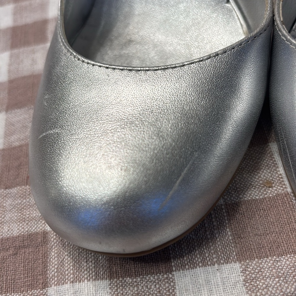 EUC JESSICA SIMPSON SILVER SLINGBACK HEEL
Size:6 - Picture 6 of 6